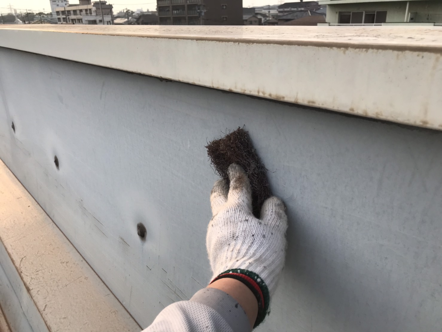 大分市萩原｜㈱ATTS様社屋の折半屋根ケレン作業と錆止め塗装　