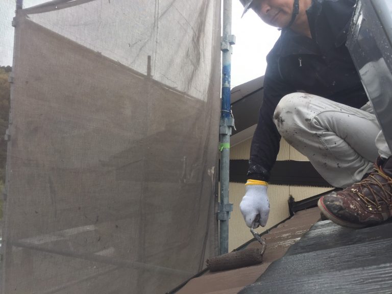 大分市宮河内ハイランドの住宅で屋根上塗り作業を行いました 街の外壁塗装やさん大分店|大分市・別府市の外壁、屋根塗装専門店 大分市宮河内ハイランドの住宅で屋根上塗り作業を行いました 街の外壁塗装やさん大分店|大分市・別府市の外壁、屋根塗装専門店