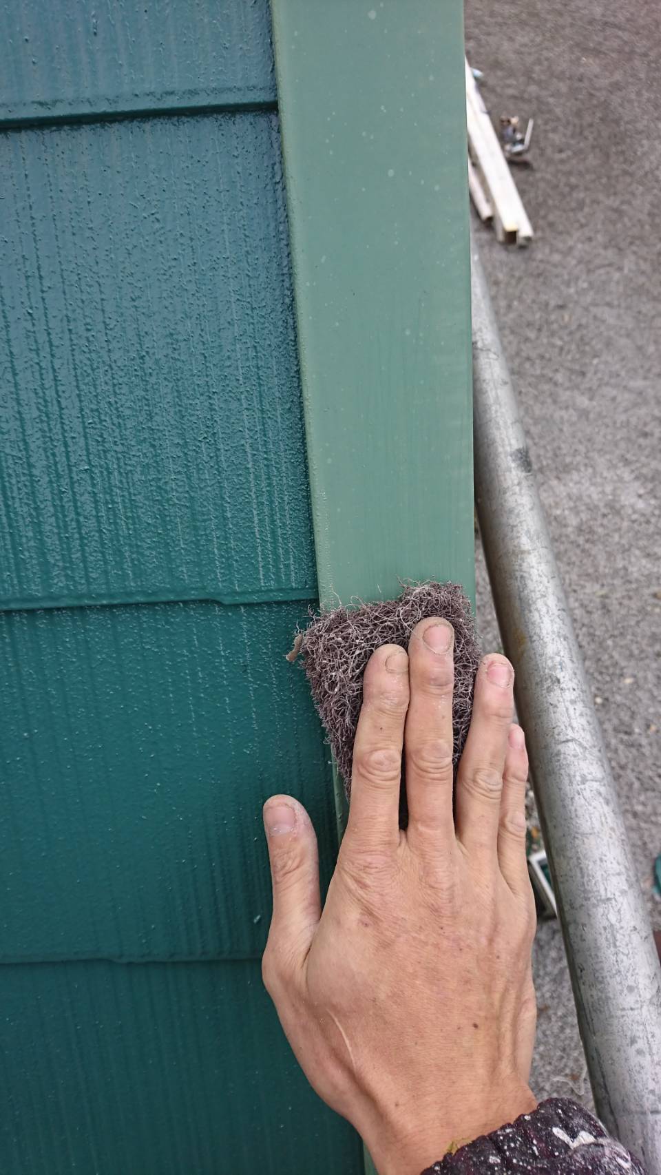 佐伯市宇目町｜ログハウスの屋根板金部の塗装をしています　