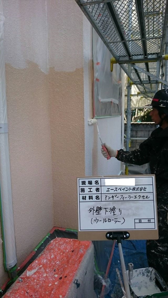 竹田市久住町の住宅にて下地塗装作業をしています　