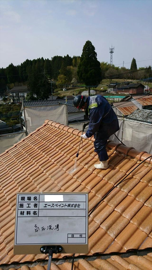 竹田市久住町のお家｜屋根外壁の高圧洗浄工事に入りました　