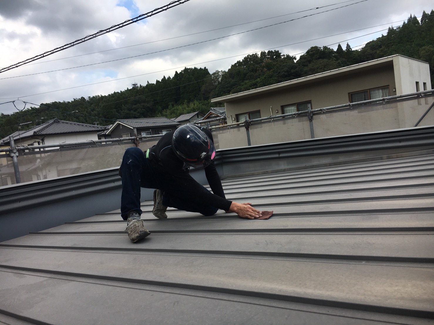 大分市中判田｜サーモテックメタルプライマーで屋根板金下塗りです