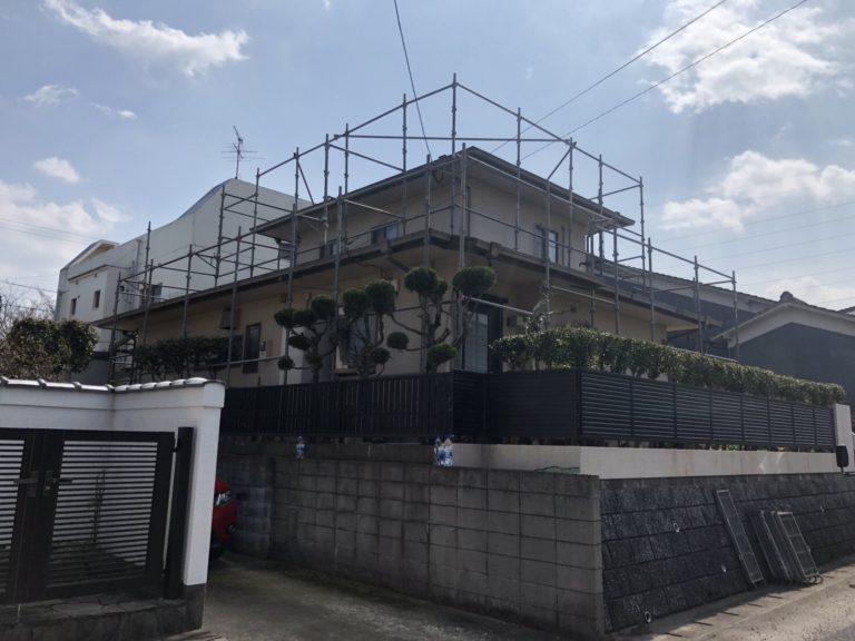 大分市宮河内ハイランドで塗装工事の為、足場仮設工事に入りました 街の外壁塗装やさん大分店|大分市・別府市の外壁、屋根塗装専門店 大分市宮河内ハイランドで塗装工事の為、足場仮設工事に入りました 街の外壁塗装やさん大分店|大分市・別府市の外壁、屋根塗装専門店