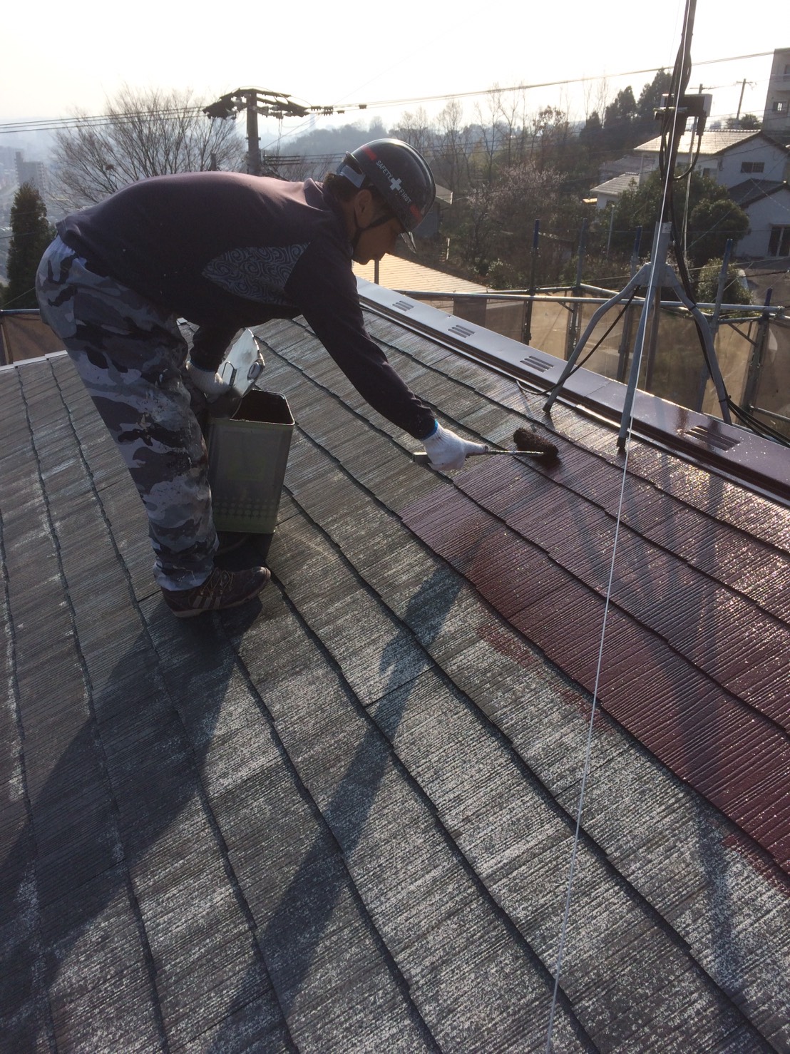 大分市上白木の住宅で屋根の上塗り作業をしています　