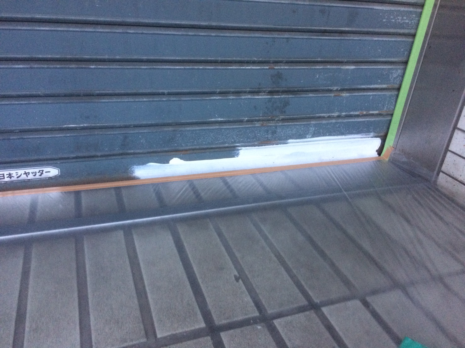 別府市駅前｜リリーフNADシリコンでシャッターの塗装です　