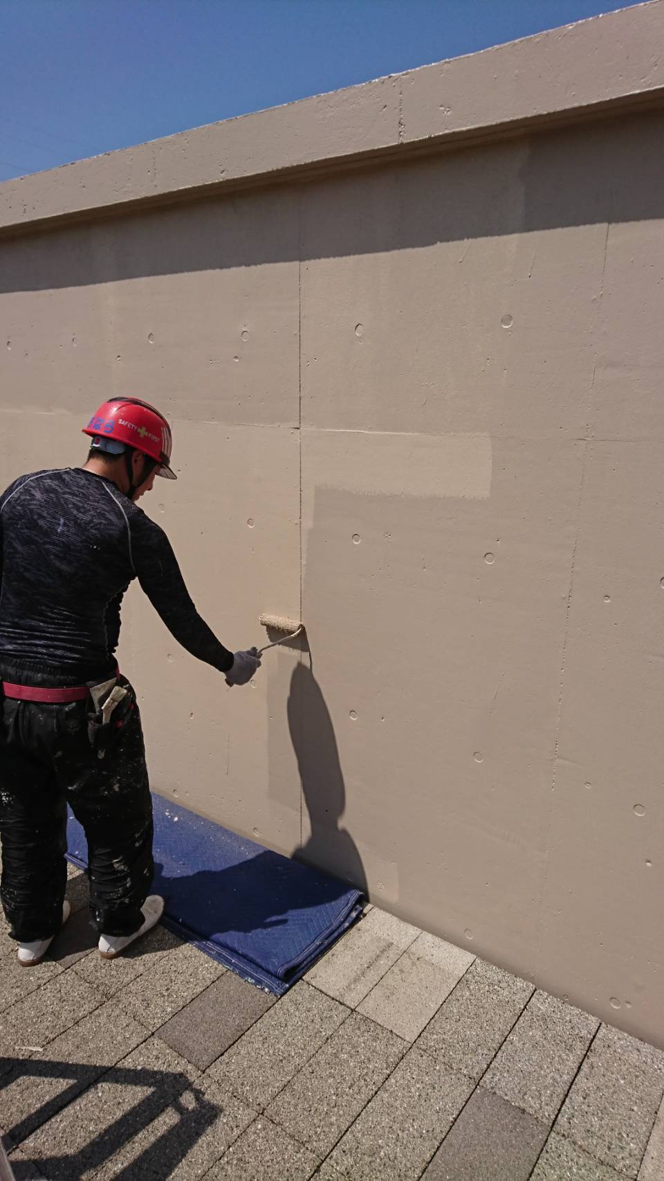 大分市宮河内の住宅で外壁上塗り作業を行いました（エスケープレミアムシリコン3分艶）仕上げ