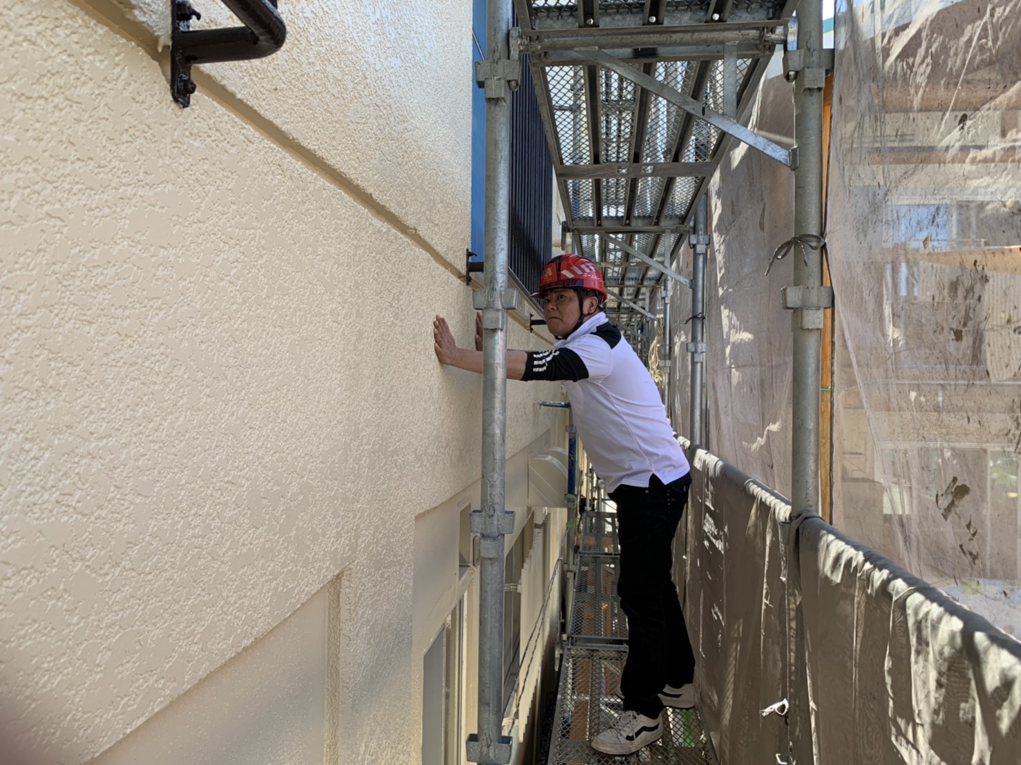 別府市楠町｜3階建てのビル塗り替え工事が終わったので足場解体前の工事検査を行いました　